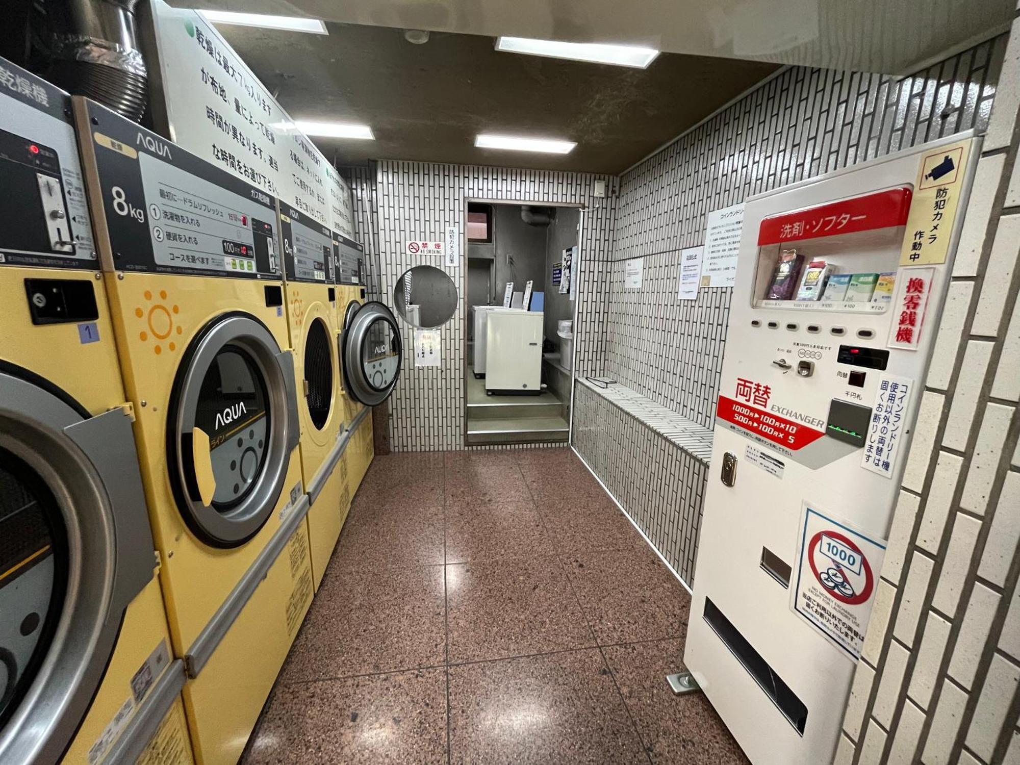 新宿 シングルルーム 複数ベッド、キッチン、ダイニングテーブル完備、短期、中期滞在に最適。 アパート 東京都